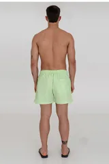 Short de baño celeste con cordón ajustable en la cintura.