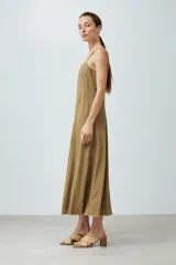 Vestido midi color verde oliva de lino con breteles finos y corte recto.