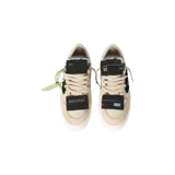 Zapatillas bajas Off-White modelo 3.0 Court, en tonos beige, blanco, negro y gris, confeccionadas en cuero y malla, con suela de goma blanca acanalada y brida icónica verde claro.