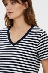 Remera de manga corta con escote en V, confeccionada en algodón con diseño de rayas horizontales en tono azul marino y blanco.