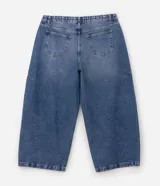Pantalón de jean azul con lavado medio, corte barrel de piernas amplias, cintura con pasacintos, bolsillos funcionales y pinzas en las piernas.