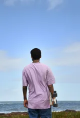 Remera negra de algodón con cuello redondo y mangas cortas. Estampado frontal con tres flores de colores.