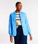 Campera bomber celeste con diseño acolchado de rombos, cuello redondo de punto, cierre frontal con cremallera y mangas largas con puños elásticos.