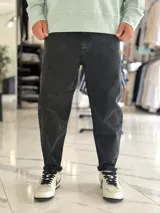 Pantalón jean slouchy negro con efecto deslavado, corte holgado y diseño de tiro medio.