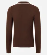 Blusa de punto color blanco con cuello polo, manga larga y detalles de ribete en contraste color negro en el cuello, puños y ruedo. Confeccionada en mezcla de viscosa, poliéster y poliamida.