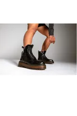 Borcegos de plataforma con cordones, confeccionados en cuero legítimo con acabado grabado tipo croco. Presentan suela track de goma en tono marrón y cierre lateral para mayor comodidad.