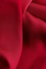 Minivestido halter de satén rojo, de corte holgado y fluido, con escote drapeado y cierre oculto en el lateral.