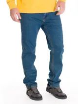 Jeans de mezclilla azul con calce slim, diseño clásico de cinco bolsillos y costuras en contraste.
