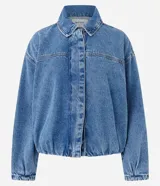 Campera de jean azul estilo balloon, con cuello tradicional, cierre frontal oculto y bajo con elástico.