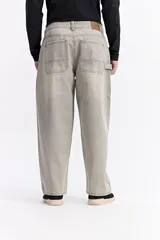 Pantalón de jean con corte super baggy, de tiro medio, con diseño amplio y holgado en piernas y cadera.