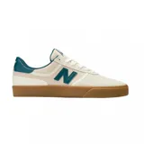Championes urbanos New Balance modelo 272, color beige con detalles en verde azulado y suela de goma color caramelo. Presentan el logo N característico en el lateral y diseño de caña baja.