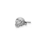 Piercing de plata con forma de calavera.