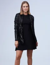 Chaqueta de lentejuelas color negro de la marca Ninety Clothing, con diseño de manga larga, frente abierto y forro interno a tono.