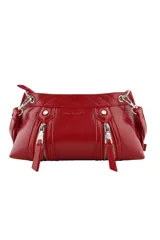 Cartera bandolera color marrón con acabado brillante, decorada con múltiples tachas metálicas plateadas y cierres decorativos frontales. Incluye un aplique metálico en forma de labios en el centro y correa ajustable.