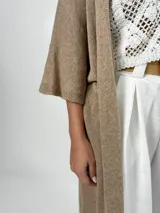 Saco tipo kimono color beige, confeccionado en hilo italiano, de manga corta y corte holgado. Incluye lazo para usar como choker o cinturón.