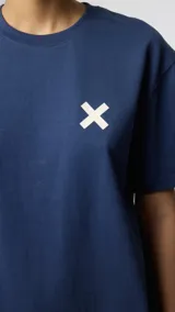 Camiseta azul marino de algodón orgánico con cuello redondo y manga corta. Estampado pequeño con el logo de la marca en el pecho.