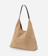 Cartera tipo hobo de gran tamaño confeccionada en material sintético efecto gamuza color tostado. Presenta una estructura flexible, asa única en tono contrastante y cierre mediante botón a presión.