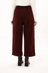 Pantalón de corte recto y tiro alto en color bordó, con diseño de pinzas en la cintura, bolsillos laterales y ruedo con dobladillo ancho.
