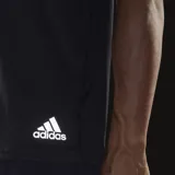 Remera de running Adidas negra de corte clásico con logo en la manga y en el ruedo.