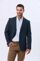 Saco sport de lana en color gris oscuro, con diseño clásico de solapa tradicional, cierre frontal de dos botones y bolsillos laterales con solapa.