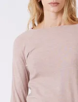 Buzo de tejido fino color beige, con cuello redondo, mangas tres cuartos y diseño raglán.