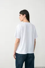 Remera blanca de algodón con cuello redondo y mangas cortas. Presenta una estampa botánica central con el texto 'DIARIO SILVESTRE' en tipografía clásica.
