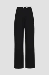 Pantalón de vestir blanco de corte recto y tiro alto, confeccionado en crepé. Cuenta con trabillas en la cintura, dos botones joya decorativos en la parte frontal y bolsillos laterales.
