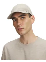 Gorra de béisbol color beige con logo 'UA' bordado en el frente.