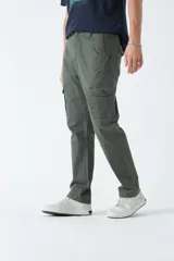 Pantalón cargo verde militar de gabardina, corte recto, con dos bolsillos laterales con fuelle y cierre de solapa, y logo bordado.