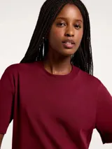 Camiseta básica de manga corta con cuello redondo acanalado, confeccionada en tejido de algodón de corte holgado.