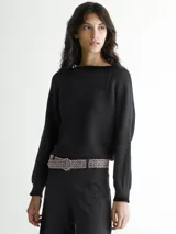 Sweater de punto negro con cuello redondo y detalle de lazo en los hombros.