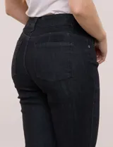 Jean recto de tiro alto de la marca Ruby Rd, color negro, confeccionado en denim elastizado. Cuenta con diseño clásico de cinco bolsillos, presillas para cinturón y cierre frontal con botón y cremallera.
