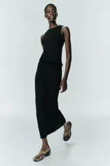 Top sin mangas de cuello redondo, confeccionado en tejido con textura estructurada.