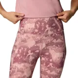 Calza deportiva de tiro alto con estampado camuflado en tonos rosados. Cuenta con tecnología hidroabsorbente y bolsillo lateral en la pierna.