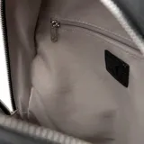 Mochila negra de símil cuero con cierre superior y bolsillo frontal con cierre. Tiene un compartimento principal con un bolsillo interno con cierre. Las correas son regulables y tiene un asa fija. El logo de XL Extra Large está al frente.