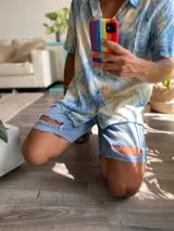 Bermuda de jean celeste con roturas grandes en ambas piernas, corte relaxed fit.