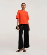 Blusa basica oversize de algodon color marron, con cuello redondo y mangas cortas con sisas desplazadas.