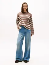 Remera de manga larga con rayas horizontales anchas marrones y blancas, cuello barco con botones dorados en el hombro y corte regular.