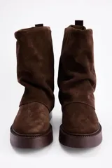 Botas de gamuza marrón con diseño slouchy de caña alta fruncida y suela gruesa track.