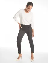 Pantalón de corte cigarette con diseño de microcuadros, tiro alto y ruedo con tajo lateral. Presenta costuras frontales verticales que estilizan la silueta.