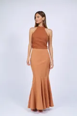 Musculosa color ladrillo de tejido de punto, con cuello halter y espalda descubierta.