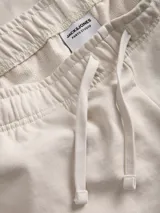 Short jogger de tejido de sudadera loopback color beige, con fit relajado, cintura elástica con cordón ajustable y el logo de Jack & Jones estampado verticalmente en la pierna.