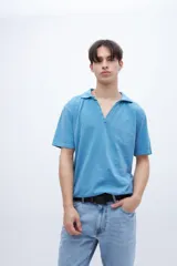 Chomba color ocre, de algodón lavado, con cuello clásico y bordado en el pecho.