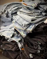 Pantalón jean celeste de corte amplio, estilo baggy, con tiro medio y bolsillos delanteros y traseros.