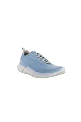 Zapatilla deportiva Ecco modelo Biom 2.2, color celeste pálido, con cordones blancos y suela gruesa blanca y gris. Presenta un diseño moderno y texturizado en la capellada.