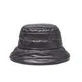 Gorro tipo bucket de color negro, confeccionado en material textil acolchado con diseño de costuras horizontales.