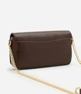 Cartera bandolera Satinato de poliuretano color marrón, con diseño rectangular, solapa frontal y asa de cadena metálica dorada.