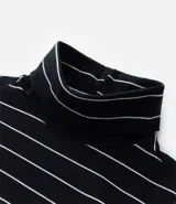 Blusa de rib de mujer, de corte ajustado, con cuello alto y mangas largas. Diseño a rayas horizontales blancas y negras.