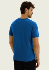 Remera básica de manga corta, color gris melange, de corte slim y cuello redondo.