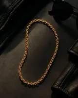 Collar de cadena de eslabones pequeños y uniformes, con acabado en tono dorado.